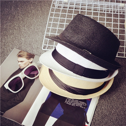 Κομψό κυρίες και τα καπέλα των ανδρών κατάλληλο για την παραλία με τα πόδια και τα κόμματα - κορυφαία μοντέλα σε διαφορετικά χρώ