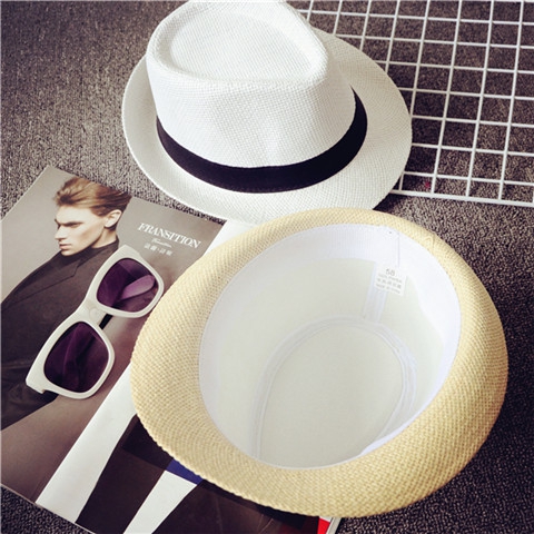 Κομψό κυρίες και τα καπέλα των ανδρών κατάλληλο για την παραλία με τα πόδια και τα κόμματα - κορυφαία μοντέλα σε διαφορετικά χρώ