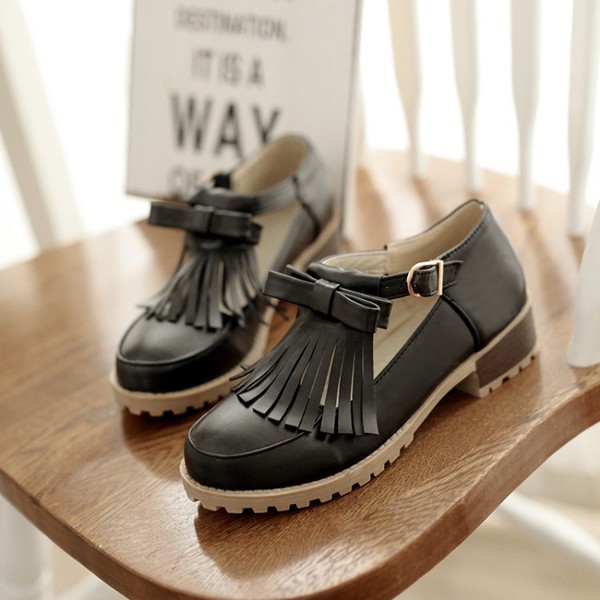 Χαμηλά παπούτσια για την άνοιξη σε στυλ ρετρό με περιθώρια