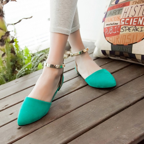 Πολύχρωμα, κομψά παπούτσια σε τέσσερα διαφορετικά χρώματα