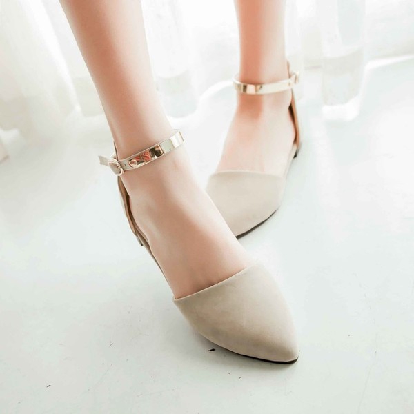 Πολύχρωμα, κομψά παπούτσια σε τέσσερα διαφορετικά χρώματα