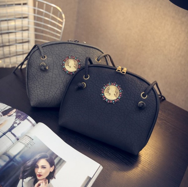 Οι γυναικείες ρετρό τσάντες από δερματίνη και μαλακή επιφάνεια - τέσσερα χρώματα