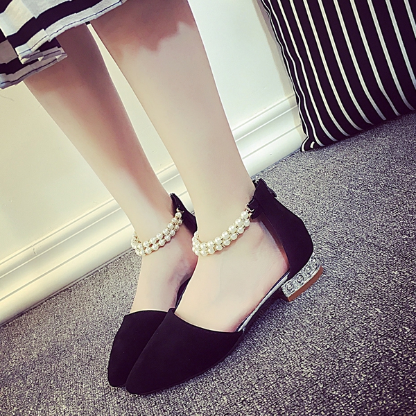 Γυναικεία σουέτ  παπούτσια με ελαφρώς μυτερό μπροστινό και μαργαριτάρι σε κόκκινο, μαύρο και γκρι χρώμα