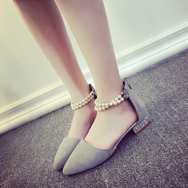 Γυναικεία σουέτ  παπούτσια με ελαφρώς μυτερό μπροστινό και μαργαριτάρι σε κόκκινο, μαύρο και γκρι χρώμα