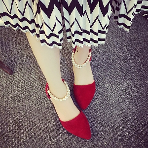 Γυναικεία σουέτ  παπούτσια με ελαφρώς μυτερό μπροστινό και μαργαριτάρι σε κόκκινο, μαύρο και γκρι χρώμα