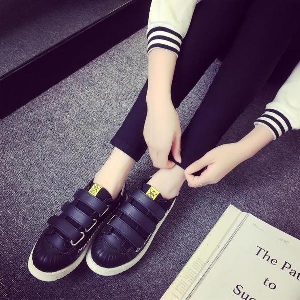 Γυναικεία αθλητικά παπούτσια λευκά και μαύρα με αυτοκόλλητα Velcro