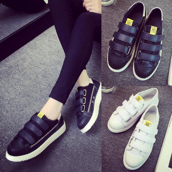 Γυναικεία αθλητικά παπούτσια λευκά και μαύρα με αυτοκόλλητα Velcro