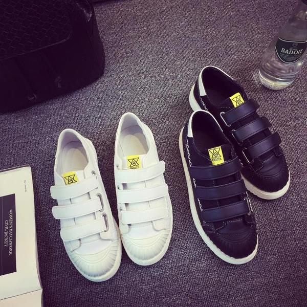 Γυναικεία αθλητικά παπούτσια λευκά και μαύρα με αυτοκόλλητα Velcro