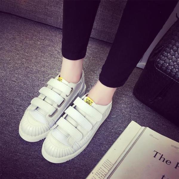 Γυναικεία αθλητικά παπούτσια λευκά και μαύρα με αυτοκόλλητα Velcro