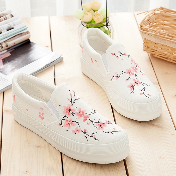 Ελαφρά γυναικεία παπούτσια με διαφορετικά φυτικά μοτίβα.