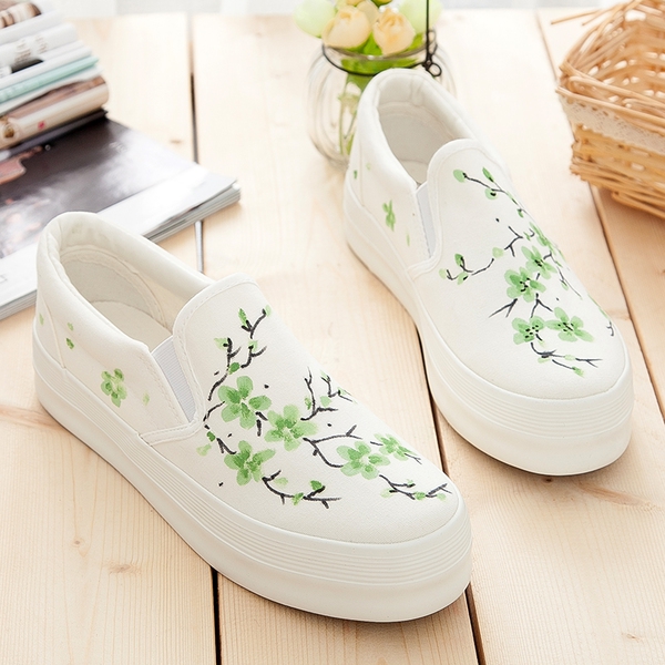 Ελαφρά γυναικεία παπούτσια με διαφορετικά φυτικά μοτίβα.