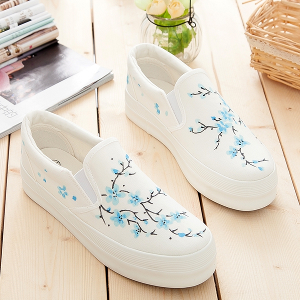 Ελαφρά γυναικεία παπούτσια με διαφορετικά φυτικά μοτίβα.