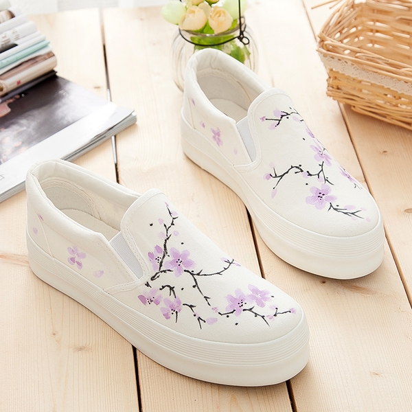 Ελαφρά γυναικεία παπούτσια με διαφορετικά φυτικά μοτίβα.