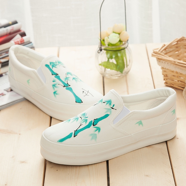 Ελαφρά γυναικεία παπούτσια με διαφορετικά φυτικά μοτίβα.