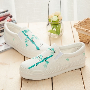 Дамски ежедневни бели обувки с различни флорални мотиви.