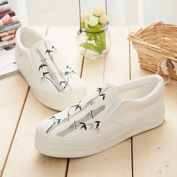 Ελαφρά γυναικεία παπούτσια με διαφορετικά φυτικά μοτίβα.