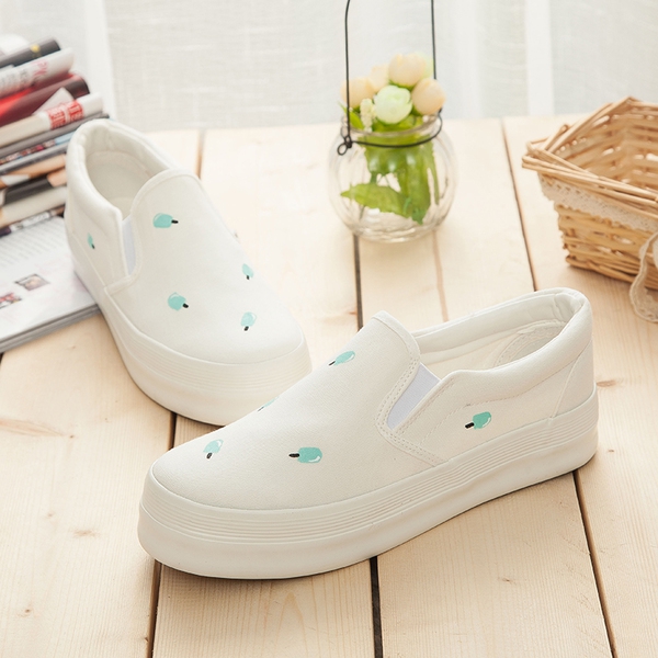 Ελαφρά γυναικεία παπούτσια με διαφορετικά φυτικά μοτίβα.