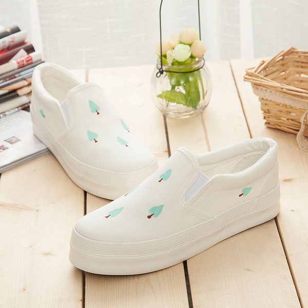 Ελαφρά γυναικεία παπούτσια με διαφορετικά φυτικά μοτίβα.