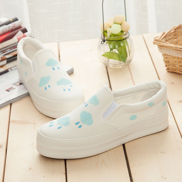 Ελαφρά γυναικεία παπούτσια με διαφορετικά φυτικά μοτίβα.