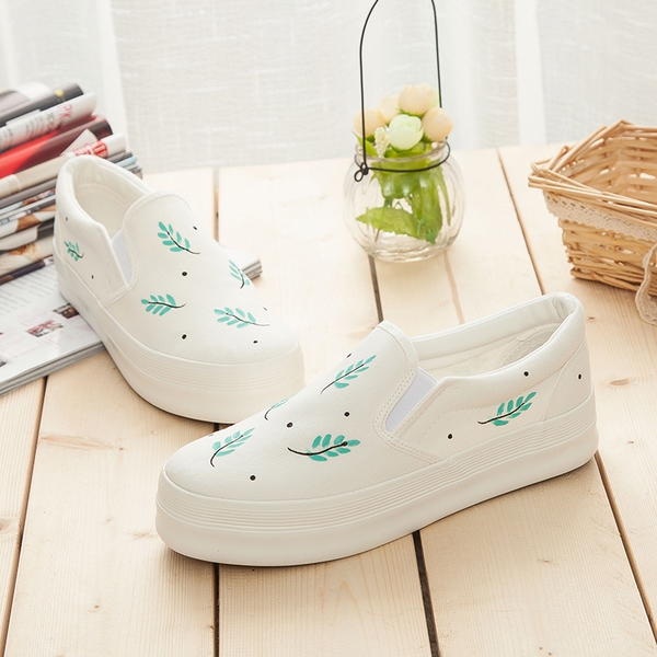 Ελαφρά γυναικεία παπούτσια με διαφορετικά φυτικά μοτίβα.