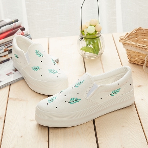 Дамски ежедневни бели обувки с различни флорални мотиви.