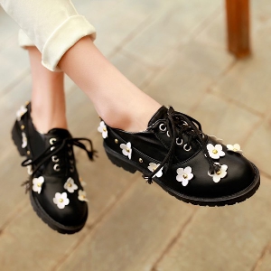 Пролетни обувки черни и бели с цветя