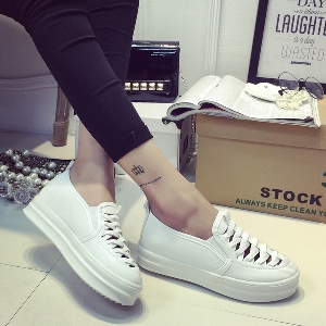 Дамски ежедневни проветриви обувки в бяло, сребристо и черно