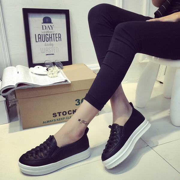 Καθημερινά αεριζόμενα γυναικεία παπούτσια  σε λευκό, ασημί και μαύρο χρώμα