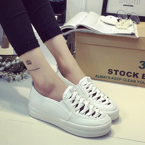 Καθημερινά αεριζόμενα γυναικεία παπούτσια  σε λευκό, ασημί και μαύρο χρώμα