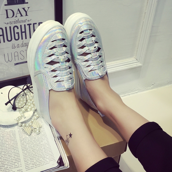 Καθημερινά αεριζόμενα γυναικεία παπούτσια  σε λευκό, ασημί και μαύρο χρώμα