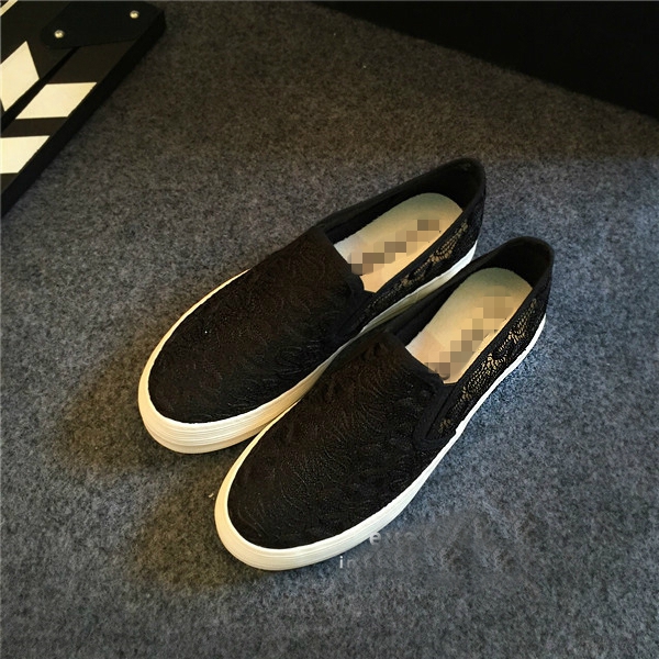 Λευκά και μαύρα παπούτσια.