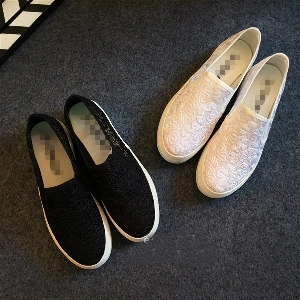 Бели и черни дантелени ежедневни обувки.