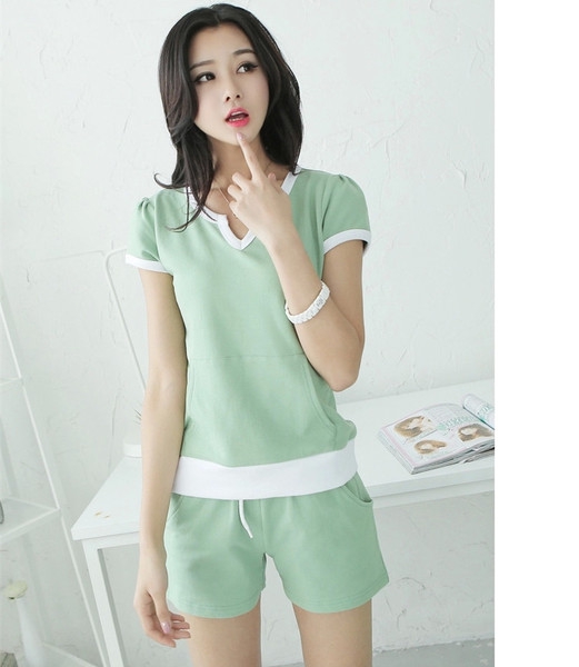 Γυναικείο καλοκαιρινό σπορ  σετ  T-shirt  με κοντό μανίκι  και σορτς σε ροζ, ανοιχτό πράσινο, σκούρο μπλε χρώμα