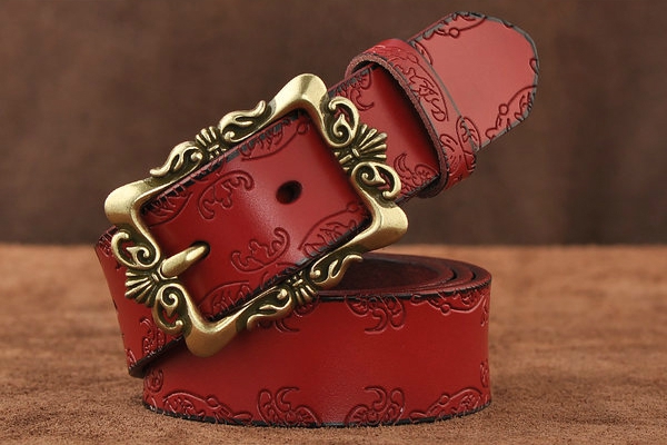 Γυναικείες ζώνες σε μαύρο, λευκό και κόκκινο από συνθετικό δέρμα