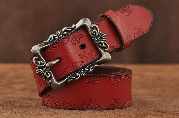 Γυναικείες ζώνες σε μαύρο, λευκό και κόκκινο από συνθετικό δέρμα