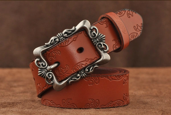 Γυναικείες ζώνες σε μαύρο, λευκό και κόκκινο από συνθετικό δέρμα