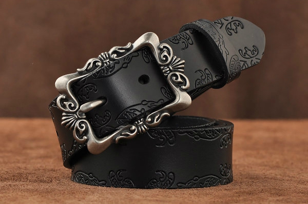 Γυναικείες ζώνες σε μαύρο, λευκό και κόκκινο από συνθετικό δέρμα