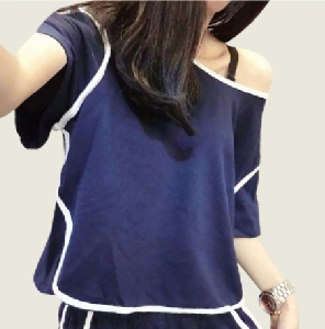 Дамски летен комплект в тениска с къси ръкави и панталони - син цвят 