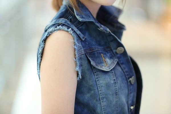 Дамски дънков комплект от жилетка и шорти - съединяващи се в гащеризон