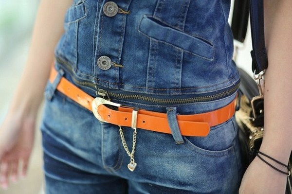 Дамски дънков комплект от жилетка и шорти - съединяващи се в гащеризон