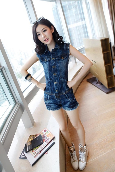 Дамски дънков комплект от жилетка и шорти - съединяващи се в гащеризон