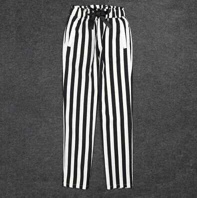 Дамски комплект от бяла блуза и лек раиран панталон