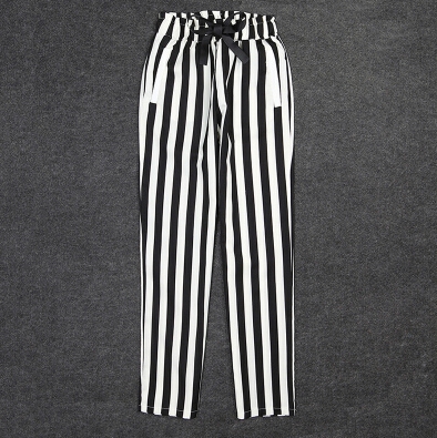 Дамски комплект от бяла блуза и лек раиран панталон