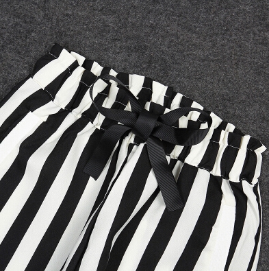 Дамски комплект от бяла блуза и лек раиран панталон