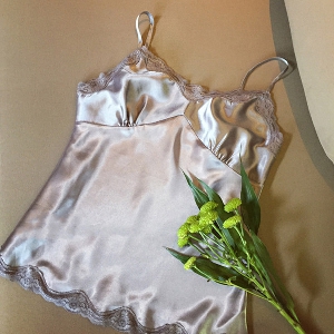 Дамски дантелен потник и къси еластични шорти - комплект в сребрист цвят  