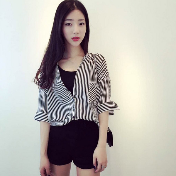 Οι γυναίκες που ριγέ πουκάμισο και μαύρο παντελόνι