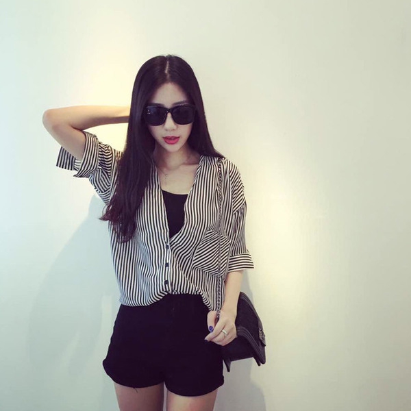 Οι γυναίκες που ριγέ πουκάμισο και μαύρο παντελόνι