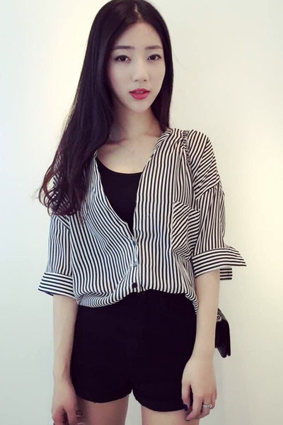 Οι γυναίκες που ριγέ πουκάμισο και μαύρο παντελόνι