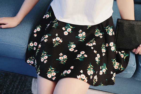 Комплект за горещият летен сезон от блуза с къс ръкав и пола с цветни мотиви за жени - два модела