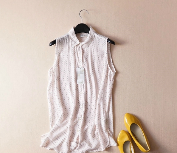 Дамски топ в различни светове.